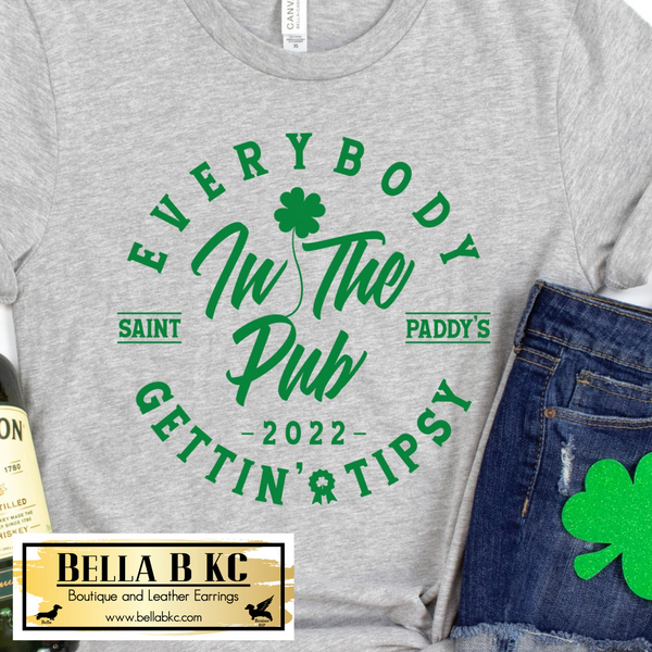 St. Patrick's Day Everybody in the Pub Gettin Tipsy Round 2022 Tee